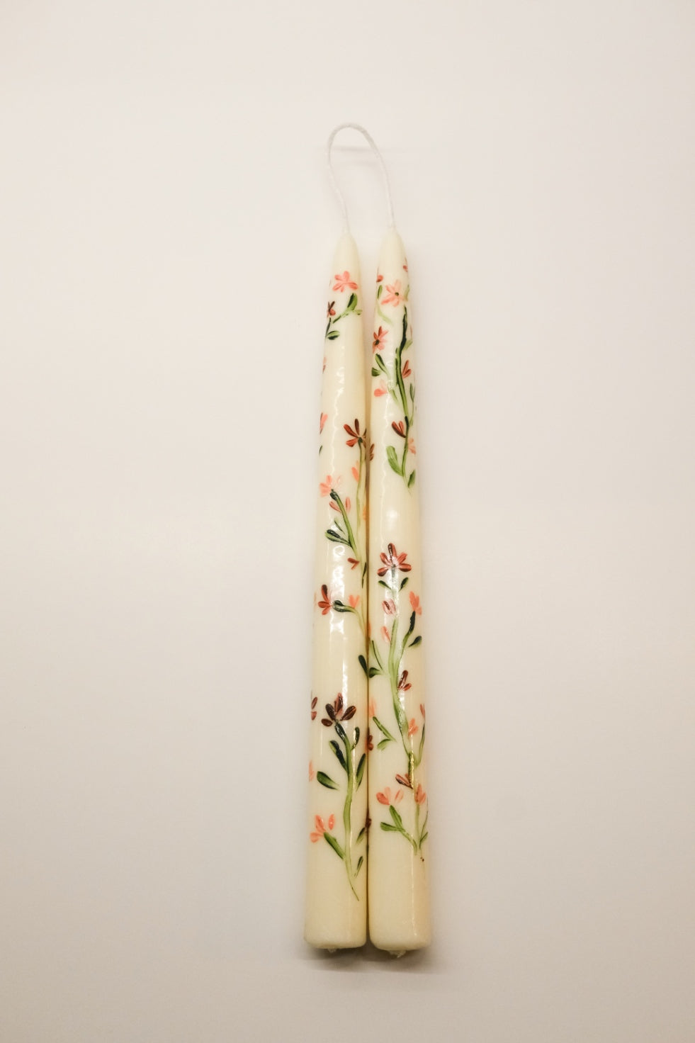 Paire de bougies en cire de colza, décorées à la main d'un motif floral printanier