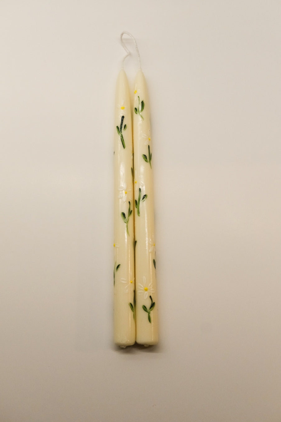 Paire de bougies en cire de colza, décorées à la main d'un motif floral