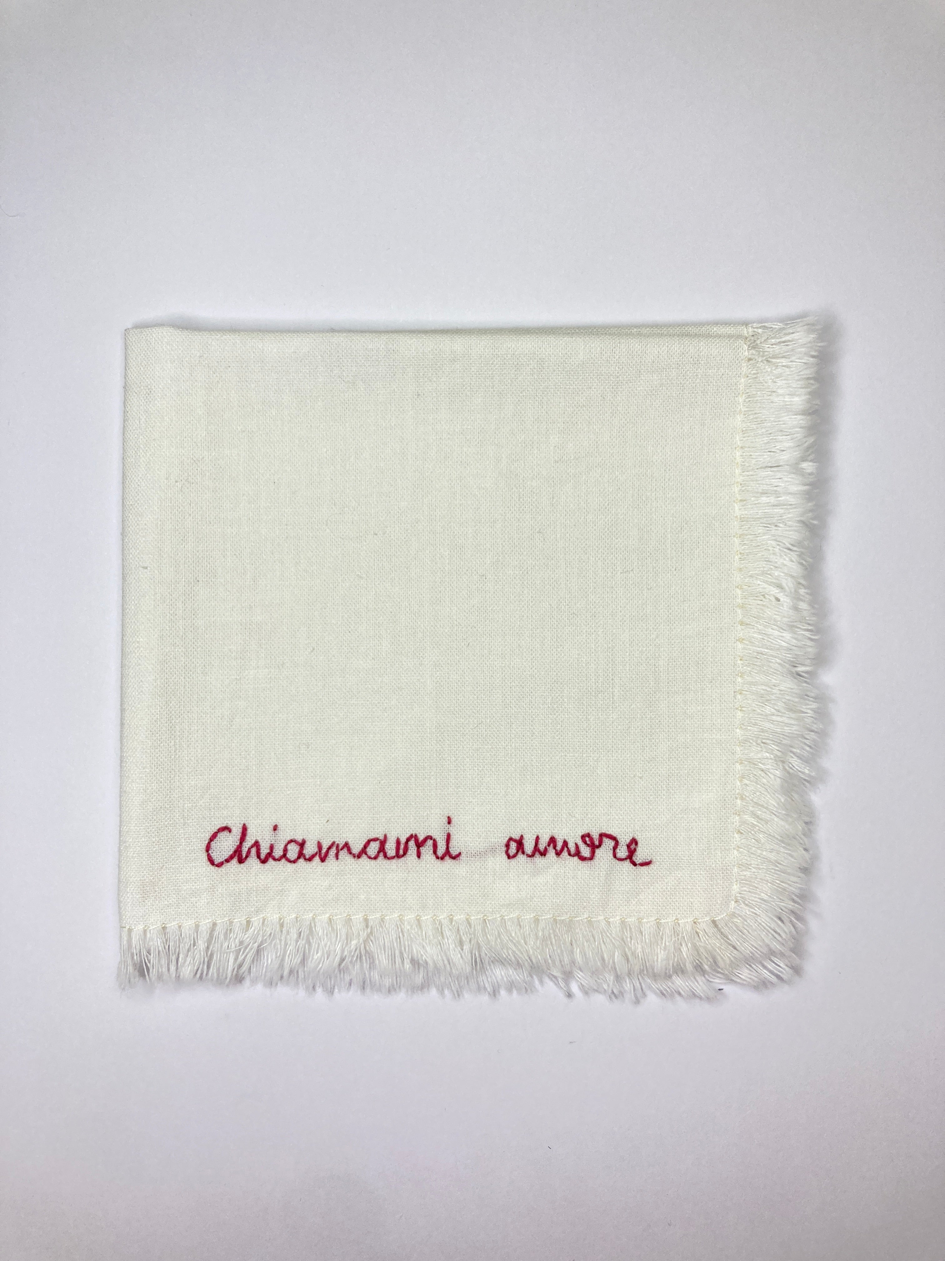 Serviette brodée à la main Chiamami amore
