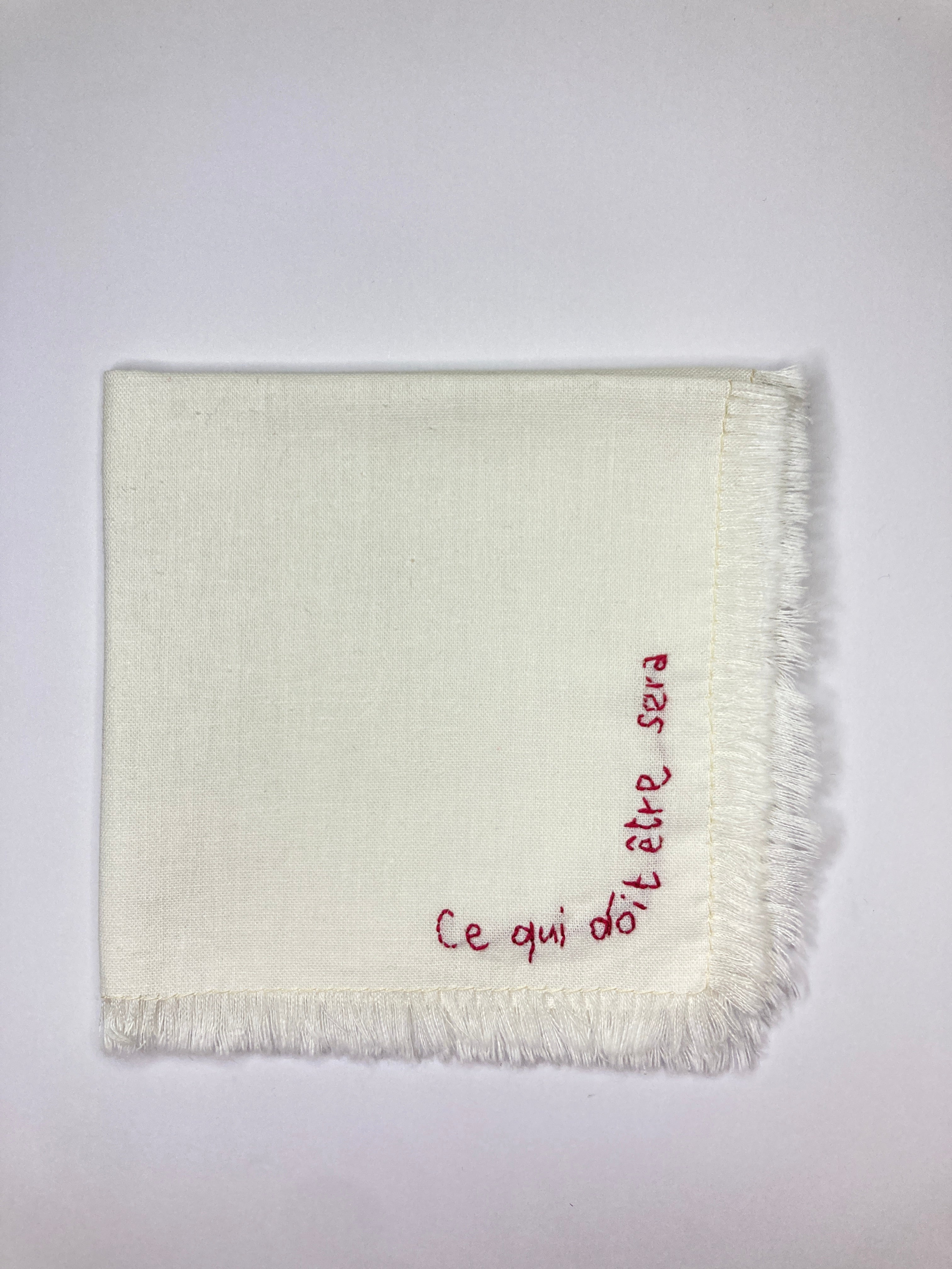 Serviette brodée à la main ce qui doit être sera