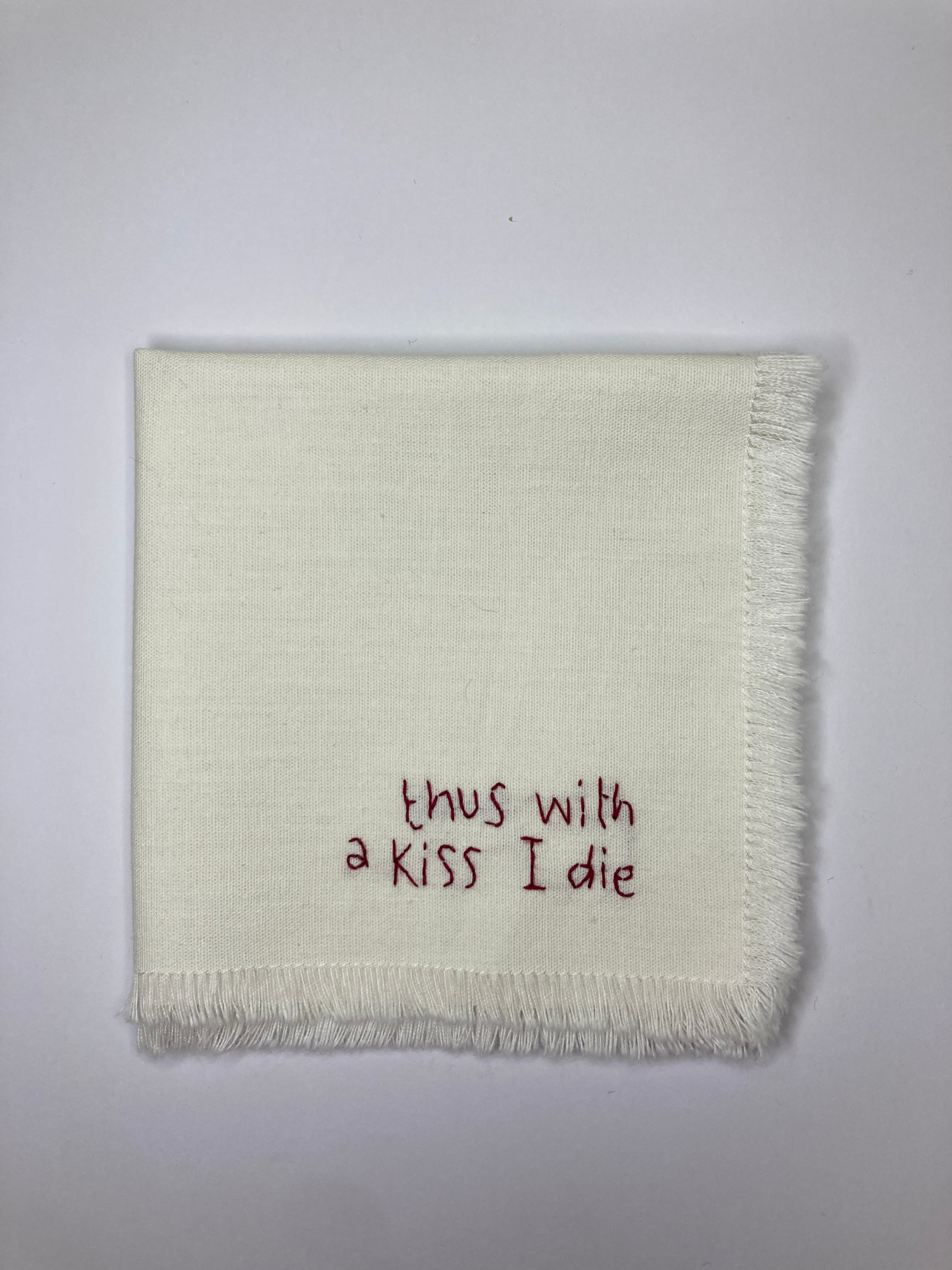 Serviette brodée à la main thus with a kiss i die